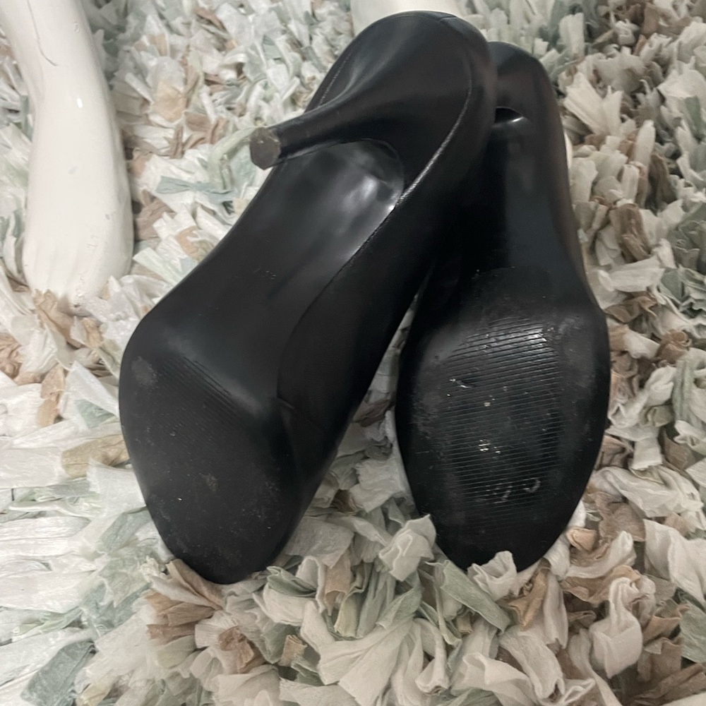 Shoes - Picture 5 of 6